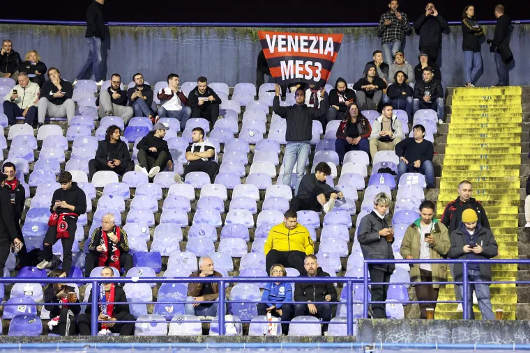 Maksimir grmi na početku utakmice, na tribinama se pojavio veliki kapetan Vatrenih i zanimljiva poruka Boysa