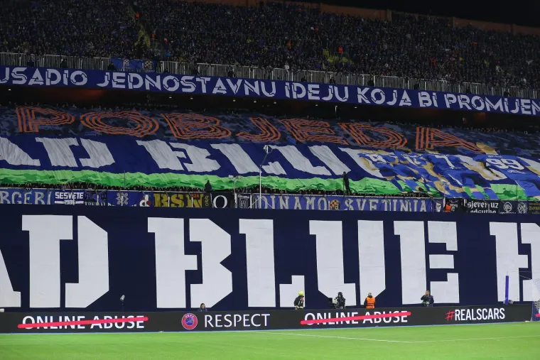 Maksimir grmi na početku utakmice, na tribinama se pojavio veliki kapetan Vatrenih i zanimljiva poruka Boysa