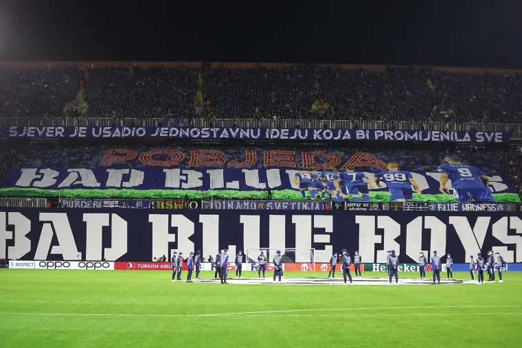 Maksimir grmi na početku utakmice, na tribinama se pojavio veliki kapetan Vatrenih i zanimljiva poruka Boysa