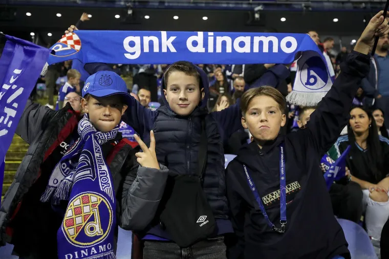 Maksimir grmi na početku utakmice, na tribinama se pojavio veliki kapetan Vatrenih i zanimljiva poruka Boysa