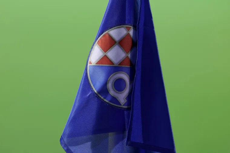 Maksimir grmi na početku utakmice, na tribinama se pojavio veliki kapetan Vatrenih i zanimljiva poruka Boysa