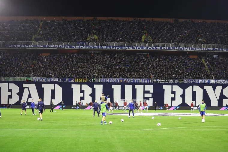 Maksimir grmi na početku utakmice, na tribinama se pojavio veliki kapetan Vatrenih i zanimljiva poruka Boysa