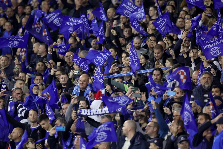 Maksimir grmi na početku utakmice, na tribinama se pojavio veliki kapetan Vatrenih i zanimljiva poruka Boysa