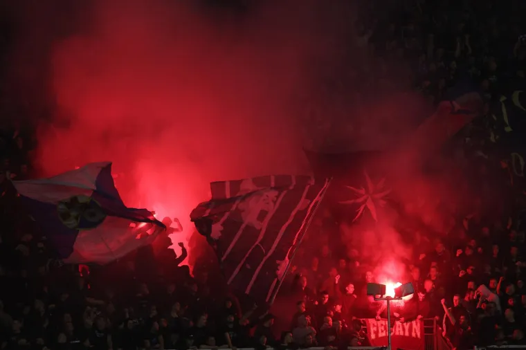 Boysi i Curva Sud imali su svoju utakmicu: U jednom trenutku samo je počelo gorjeti; Tribine su se tresle, Maksimir je proključao