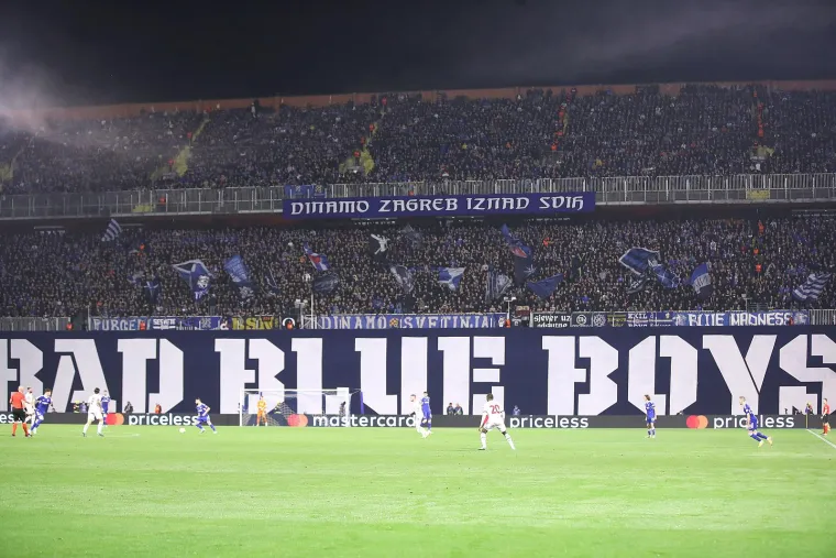 Boysi i Curva Sud imali su svoju utakmicu: U jednom trenutku samo je počelo gorjeti; Tribine su se tresle, Maksimir je proključao