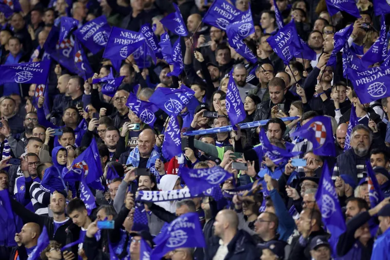 Boysi i Curva Sud imali su svoju utakmicu: U jednom trenutku samo je počelo gorjeti; Tribine su se tresle, Maksimir je proključao