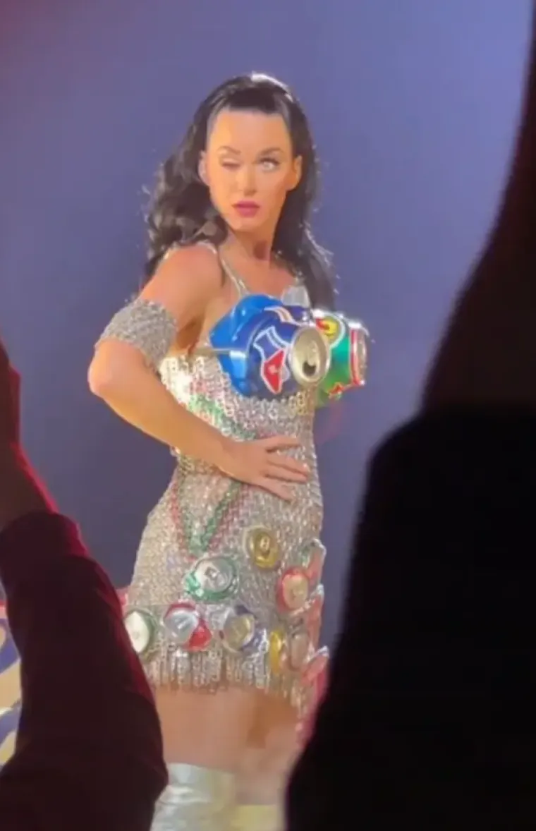 Snimka pokazuje da je Perry imala problema s otvaranjem jednog oka na pozornici. Dok joj je publika pljeskala, Katy je stajala i gledala na jedno oko, dok joj je drugo bilo potpuno zatvoreno. &quot;Bug klona. Sljedeći put provjerite je li softver ažuriran&quot;, &quot;Downloadala je pjesmu u mozak&quot;, komentari su s društvenih mreža. Drugi su ipak zaključili da su Katy probleme stvorile umjetne trepavice.
