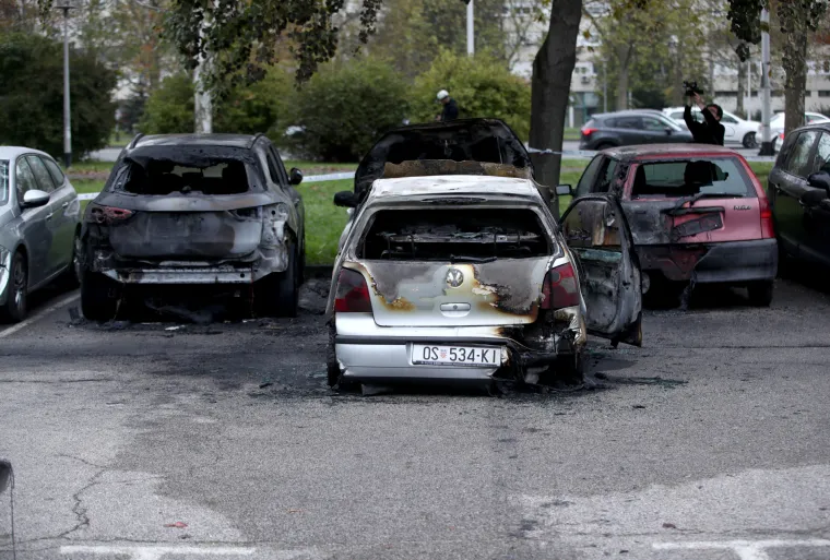 Jutro nakon besane noći: Zabrinuti susjedi okružili su olupine izgorjelih auta, a najviše je stradao Mercedes