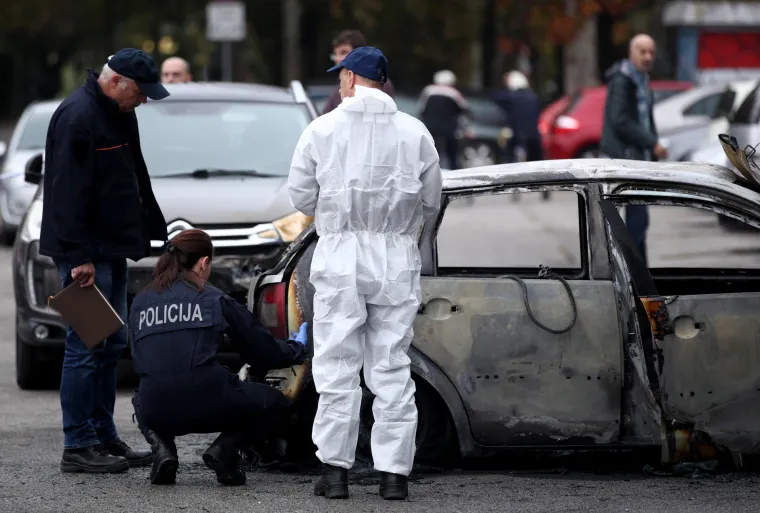 Jutro nakon besane noći: Zabrinuti susjedi okružili su olupine izgorjelih auta, a najviše je stradao Mercedes