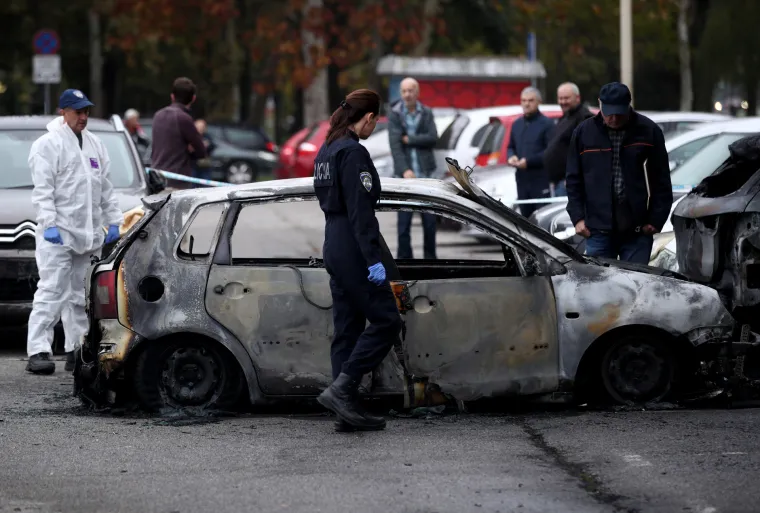 Jutro nakon besane noći: Zabrinuti susjedi okružili su olupine izgorjelih auta, a najviše je stradao Mercedes