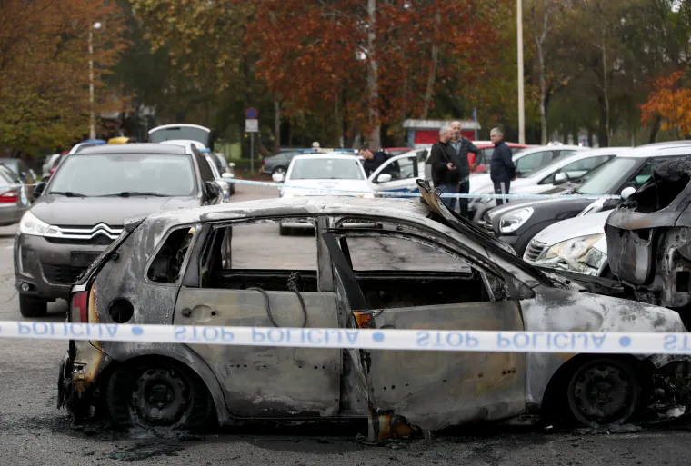 Jutro nakon besane noći: Zabrinuti susjedi okružili su olupine izgorjelih auta, a najviše je stradao Mercedes