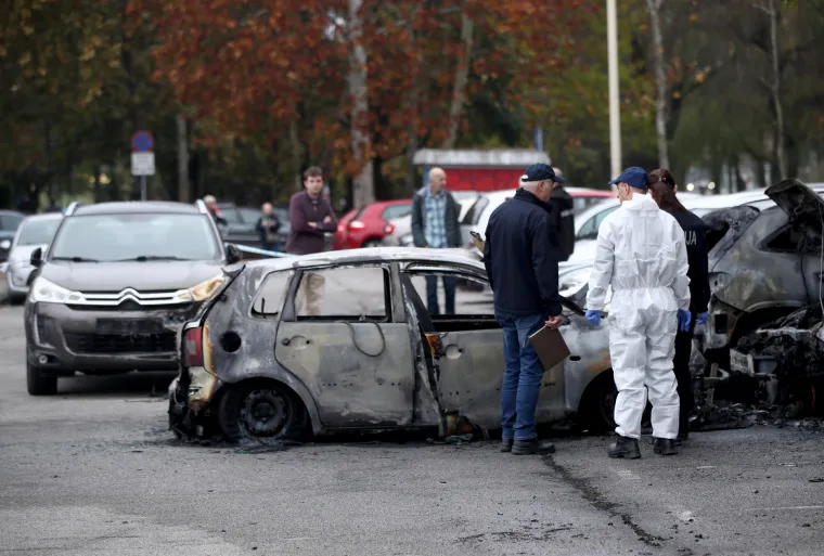 Jutro nakon besane noći: Zabrinuti susjedi okružili su olupine izgorjelih auta, a najviše je stradao Mercedes