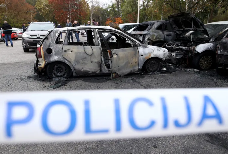 Jutro nakon besane noći: Zabrinuti susjedi okružili su olupine izgorjelih auta, a najviše je stradao Mercedes