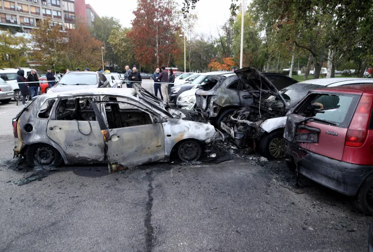Jutro nakon besane noći: Zabrinuti susjedi okružili su olupine izgorjelih auta, a najviše je stradao Mercedes