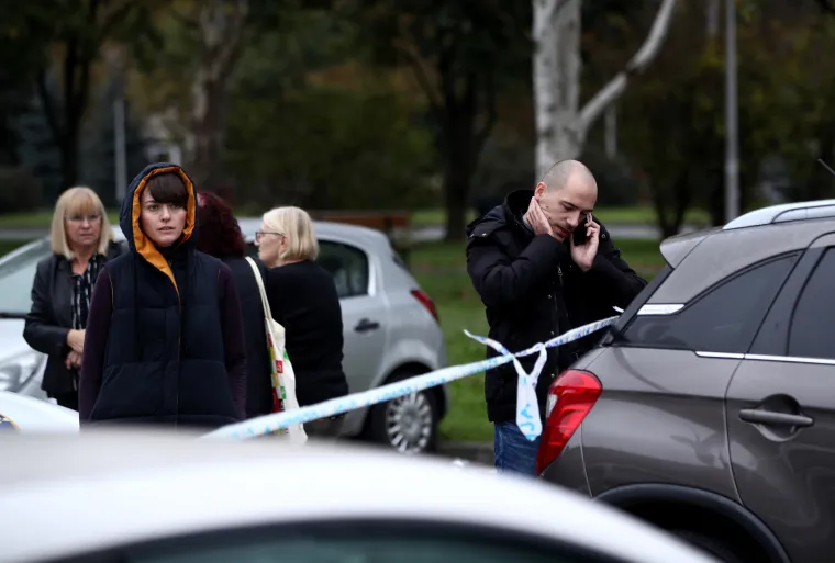 Jutro nakon besane noći: Zabrinuti susjedi okružili su olupine izgorjelih auta, a najviše je stradao Mercedes