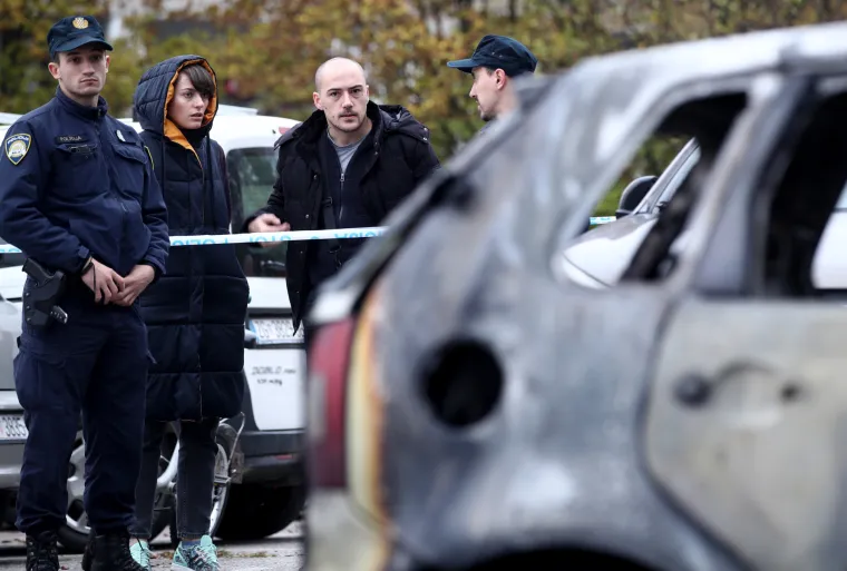 Jutro nakon besane noći: Zabrinuti susjedi okružili su olupine izgorjelih auta, a najviše je stradao Mercedes