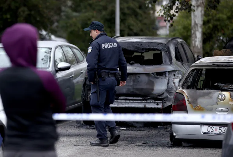 Jutro nakon besane noći: Zabrinuti susjedi okružili su olupine izgorjelih auta, a najviše je stradao Mercedes
