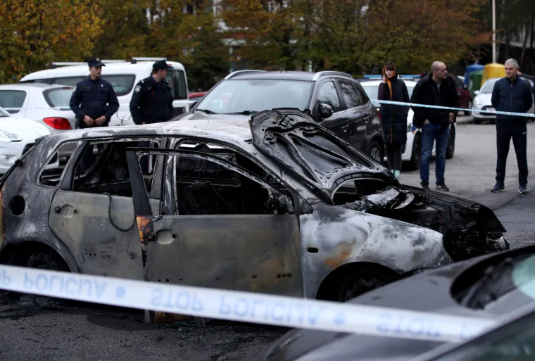 Jutro nakon besane noći: Zabrinuti susjedi okružili su olupine izgorjelih auta, a najviše je stradao Mercedes