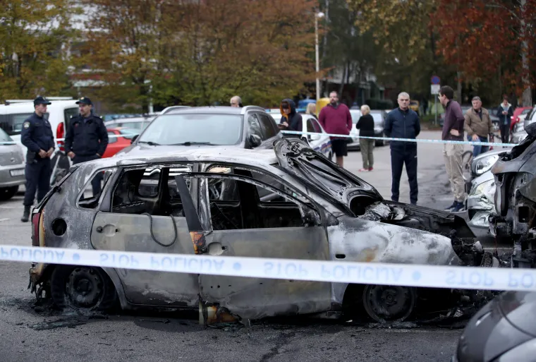 Jutro nakon besane noći: Zabrinuti susjedi okružili su olupine izgorjelih auta, a najviše je stradao Mercedes
