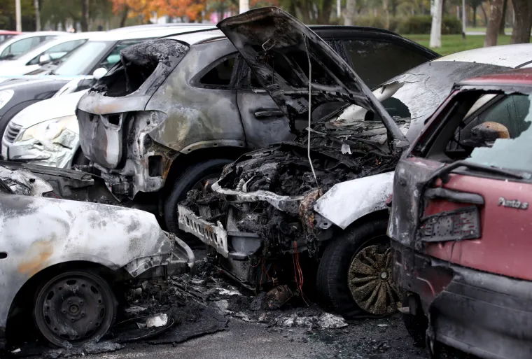 Jutro nakon besane noći: Zabrinuti susjedi okružili su olupine izgorjelih auta, a najviše je stradao Mercedes