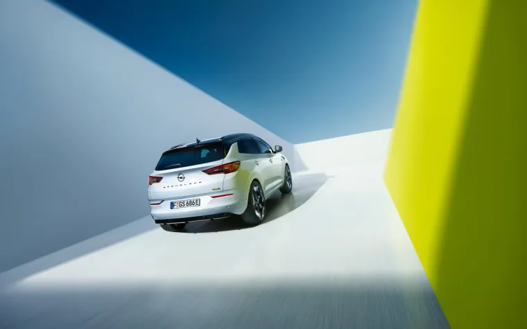 Novi Grandland GSe kombinira 1.6 benzinski motor s turbopunjačem i dva elektromotora – po jedan na svakoj osovini – što mu daje do 221 kW, odnosno 300 KS. Ubrzanje od 0 do 100 km/h postiže se za 6,1 sekundu kao kod sportskog automobila, a maksimalna je mu je brzina 235 km/h, odnosno 135 km/h na električni pogon.