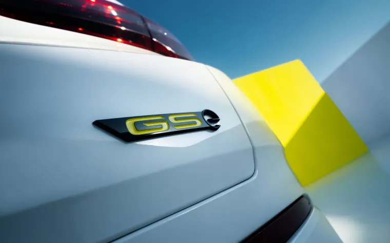 Opelov najsportskiji SUV ima čvršće opruge i amortizere s KONI FSD tehnologijom, koja omogućuje različite karakteristike amortizacije za upravljanje u odnosu na udobnost. 