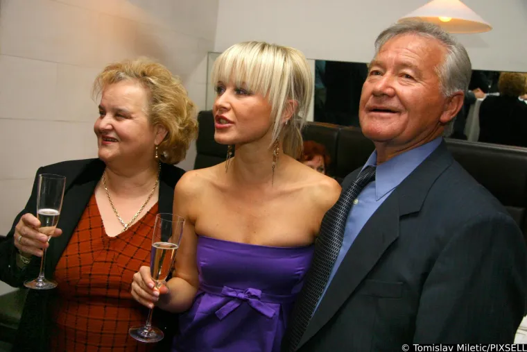 Procurile su fotke Danijele Martinović stare 16 godina, tada je veselo predstavila vlastiti parfem