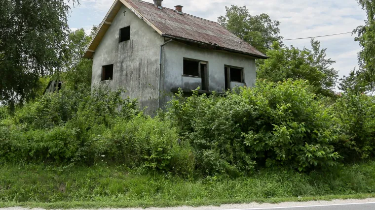 1. Ukleta kuće u Škrinjarima -  Obiteljski dom navodno je izgradio njemački gastarbajter za svojeg sina i njegovu obitelj. No, zbog jezive atmosfere, krikova i sličnih pojava, obitelj se nikad nije uselila u kuću. Kuća je do danas nenastanjena jer, unatoč simboličnoj cijeni, nitko nije uspio provesti noć u njoj. Jedno vrijeme nuđena je čak i besplatno ako netko u njoj uspije provesti noć, no ostala je prazna i unatoč takvim nastojanjima. U izazovu se okušala grupa policajaca, grupa taksista i neki pustolovi, a oni koji nisu odustali, završili su u ludnici, neki i s amnezijom. Tako barem kažu priče. Izvor prokletstva navodno je staro groblje na kojem je kuća sagrađena. Neki tvrde kako se iz kuće čuju krikovi, plač i stravični zvukovi. Mnogi su vidjeli ženu bez očiju i tamnog lica kako ulazi i izlazi iz kuće. Nastala je priča kako krikovi pripadaju ženi koja je tamo ubijena i zabetonirana u temelje.

Drugi tvrde da se čuju plač i krikovi iz bunara u kojem se navodno utopila djevojčica.