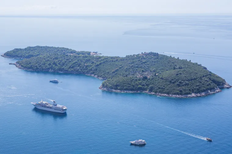 2. Lokrum - Ovaj prekrasan otok blizu Dubrovnika ima dugu i mračnu prošlost. Služio je kao oaza plemićima i bogatašima, no donio im je samo smrt i patnju. Prokletstvo Lokruma očitovalo se i u suvremenoj povijesti kad je u samostanu snimljen duh. Ipak, vjerojatno su impresivniji događaji s kraja 19. i početka 20. Jedan od posjetitelja otoka bio je Ludovik II. Bavarski, koji je po povratku u domovinu svrgnut s prijestolja i proglašen ludim. Ništa bolje nije prošao ni austrougarski prestolonasljednik Rudolf, koji je na Lokrumu proveo medeni mjesec, da bi nakon toga po povratku u domovinu ubio svoju 17-godišnju ljubavnicu, a sebi pucao u glavu. No, vjerojatno je najpotresnija priča ona o Franji Ferdinandu, koji je prije odlaska na Lokrum ‘svratio’ u Sarajevo, gdje je na njega izvršen atentat, što je dovelo do Prvog svjetskog rata.