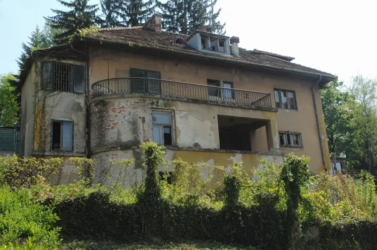 3. Vila Auer - Vila koja se nalazi u blizini križanja Nazorove i Rokove ulice u Zagrebu izgrađena je na nekadašnjem Rokovom groblju, pored mrtvačnice. Dizajnirao ju je arhitekt Viktor Kovačić, a dugo je zjapila prazna, zapuštena i u ruševnom stanju, dok je napokon nije kupio novi vlasnik. Iako susjedi vole reći da je na idealnom mjestu i da je najbolja nekretnina u blizini, brojni su oni koji se s time ne bi složili jer vjeruju da je ukleta. Oni koji su uspjeli zaviriti u nju kažu da osim znakova propadanja, oljuštenih tapeta i drvenih stepenica u raspadu, ima dodatnu jezivu ‘vibru’ kojoj moraju pripisati paranormalni ton jer nemaju drugo objašnjenje. U svibnju 2011. godine novi vlasnik Zdravko Raškaj započeo je njezinu obnovu, ali stare priče se i dalje prepričavaju. Na zemlji oko kuće postoji izvor vode, a obližnji stanari svojedobno su znali ići do te kuće po vodu kad bi bila nestašica vode. Neki od njih svjedočili su da se iz kuće povremeno čuju uznemirujući zvukovi, kao što su škripanje, plač, jecaji, smijeh, lupanje, lanci...