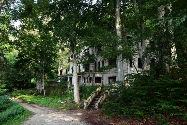 7. Sanatorij Brestovac - Na obroncima Medvednice smjestila se bolnica Brestovac, nekada najmodernija ustanova za liječenje bolesti dišnog sustava u ovom dijelu Europe, a sada ruševina. Gradnju je inicirao hrvatski liječnik i novinar Milivoj Dežman, koji je ludo volio poznatu zagrebačku glumicu Ljerku pl. Šram, a ona je bolovala od tuberkuloze. Prvi bolesnici ondje su primljeni 1909. godine, a među njima i Ljerka Šram, kojoj zagrebačka bolnica Brestovac (hrvatska verzija njemačke klinike Schwarzwald ) ipak nije pomogla. Umrla je od tuberkuloze i to Dežmanu na rukama. Priča se i kako su tamo partizani kad su oslobodili Zagreb pobili bolesne njemačke vojnike. Brestovac je radio sve do 1968. godine kad je donesena odluka o zatvaranju zbog promjena u zdravstvenom sustavu te zbog novih medicinskih metoda liječenja tuberkuloze. Prema navodima nekih posjetitelja koji nisu željeli izlaziti imenima u javnost, danas bolnicom Brestovac lutaju duhovi i osjeća se čudna energija. Postoji osnovana sumnja kako je riječ o duhu preminule Lady Šram.