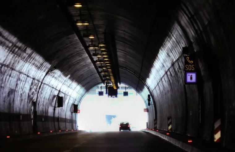 11. Tunel Učka - Od početka 1988. godine stanovnici Istre i Hrvatskog primorja bili su opsjednuti tajanstvenom ženom u crnom. U svjedočenjima s mjesta događaja reporteri su se pozivali na medicinsko osoblje Stanice za hitnu pomoć u Pazinu. Navodno su i oni vidjeli misterioznu neznanku. Zaustavljala je automobile koji su prolazili kod današnjeg tunela Učka. U razgovoru s vozačima proricala im je sudbinu, a potom bi tajanstveno nestajala iz automobila. Čak je i talijanska televizija snimila dokumentarac o ovoj pojavi, a kasnija nagađanja upućivala su na shizofrenu dvadesetogodišnjakinju iz Istre koja je lunjala uz cestu. U svakom slučaju, s gradnjom tunela kroz Učku fatalnoj tajnovitoj crnki gubi se svaki trag.