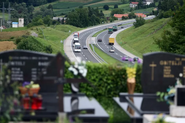 12. Tunel Sv. Marka - Tunel koji se nalazi iza Karlovca sagrađen je ispod groblja, a kroz njega prolaze svi koji se voze autocestom Zagreb-Split. Ako pitate praznovjerne, upravo su groblje i nemirne duše glavni razlog prometnih nesreća koje se događaju u tunelu. No, prometni stručnjaci tvrde da je riječ o vlaženju ceste zbog konfiguracije terena.