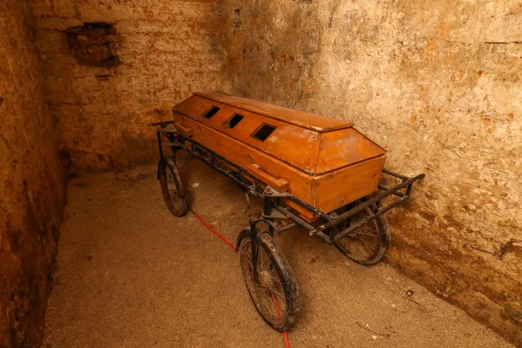 13. Kuća najstarijeg europskog vampira - Prema povijesnim zapisima, Jure Grando Alilović, rođen 1579., prva je stvarna osoba opisana kao vampir. Živio je u istarskom mjestu Kringa, a mještani su ga zvali su strigoi, štrigon ili štrigun što je lokalna riječ za nešto slično vampiru ili vještcu. Umro je i pokopan na mjesnom groblju 1656. godine, a prema legendi noću se dizao iz groba kao vampir. Utvara se ukazivala lokalnom stanovništvu i terorizirala. Kucao bi po kućama mještana, a nakon nekoliko dana netko naprasno preminuo. Često je noću posjećivao svoju udovicu koju je maltretirao i silovao. Nakon šesnaest godina, stanovnici su napokon skupili hrabrosti i odlučili riješiti se utvare.

Devetero hrabrih ljudi koje je okupio župan Miho Radetić došli su na groblje s namjerom da iskopaju Jurino tijelo i okončaju razdoblje straha i terora. Otvorivši njegov grob pronašli su pokojnika u grobu s osmjehom na licu. Duhovnik kojeg je župan Radetić pozvao izveo je egzorcizam, a sablasti su pritom navrle suze na oči. Pokušali su ga probosti kroz utrobu zašiljenim kolcem od bijelog gloga, ali se kolac neprestano odbijao od mrtvačevog trbuha. Na kraju su mu odrubili glavu sjekirom na što je mrtvac kriknuo, a grob se napunio krvlju. Od tada se utvara više nije pojavljivala.