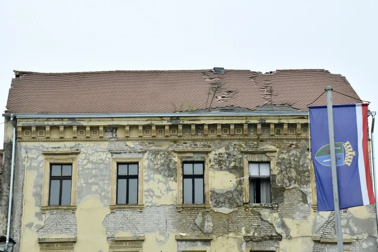 Koliko se dugo čeka obnova nakon potresa u Sisku? Iz jednog o&scaron;tećenog krova nikla su stabla