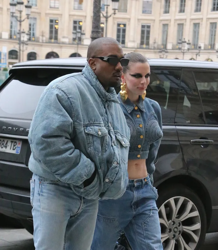 Roxie Washington u tužbi tvrdi kako je West lažne tvrdnje o Georgeu iznio kako bi promovirao svoje brend, podigao njegovu marketinšku vrijednost i vlastiti prihod. Odvjetnik i aktivist za ljudska prava Lee Merritt kazao je kako je West iznio zlonamjerne laži o Floydu kako bi profitirao od njegove smrti i obiteljske traume. Izgubi li taj proces, Westovo bi se bogatstvo moglo još značajnije smanjiti.