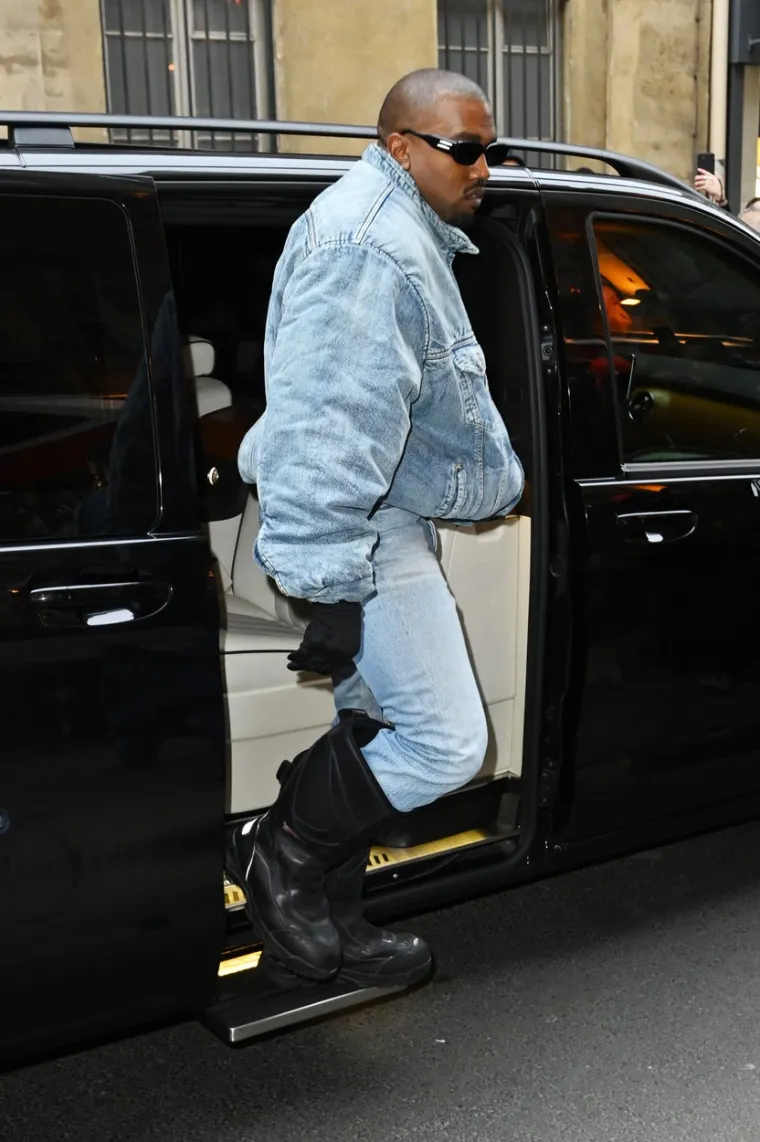 West je ponovno iznenadio obožavatelje kada je dao kontroverzne izjave o Kim Kardashian i pobačaju u srpnju 2020. u sklopu svoje prve predsjedničke kampanje. Tijekom svog političkog nastupa u Južnoj Karolini, glazbenik je otkrio da je par umalo prekinuo trudnoću kada je Kim K. zatrudnjela s njihovim najstarijim djetetom, kćeri North. &quot;Razgovarali smo o tome da ona neće imati ovo dijete. Držala je tablete u ruci&quot;, prisjetio se. &quot;Nazvao sam svoju ženu i rekla je, imat ćemo ovo dijete. Rekao sam, imat ćemo ovo dijete&quot;, pričao je tada Kanye u svom političkom govoru.