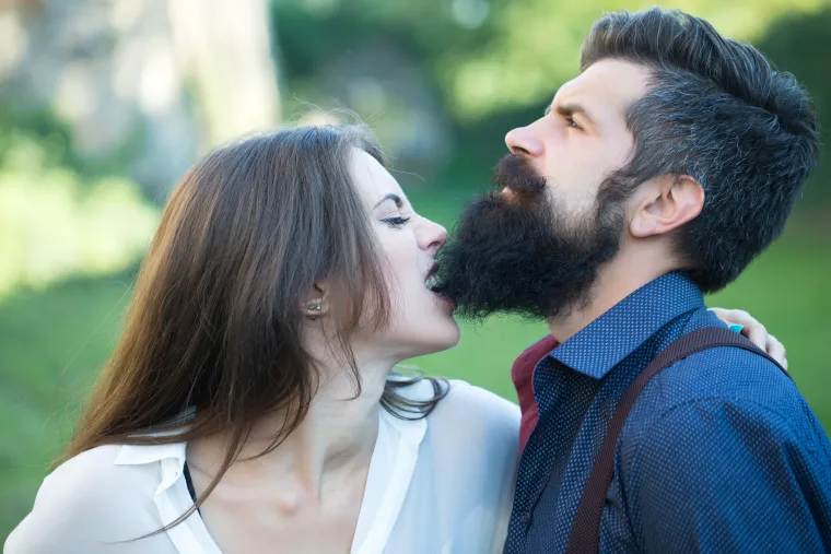 9. Brada: Na prvi pogled može se činiti da brada ne donosi nikakve prednosti. Dakle, zašto raste? Postoji teorija da vilica zahvaljujući bradi izgleda masivnije, pa njezin nositelj izgleda jače i muževnije. Možda su naši ženski preci za partnere birali muškarce s gustom bradom jer su mislili da će s njima imati zdravo potomstvo.
