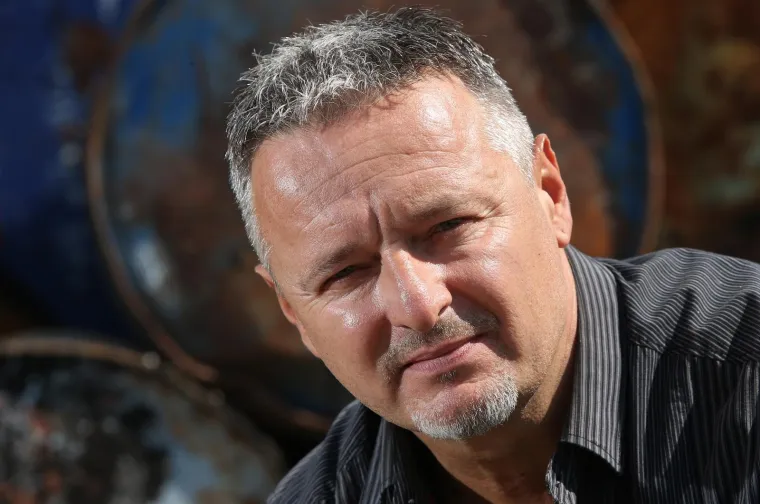 Jednom je prilikom ispričao kako je kao dijete bio i "Titov pionir", ali i kako je za vrijeme njegova odrastanja komunizam bio nemilosrdan: "Svi su morali položiti pionirsku zakletvu i služiti u jugoslavenskoj vojsci, tako i ja. Komunizam je bio nemilosrdan. Tada krivo izgovorena riječ ljude je dolazila glave. I moj otac jednom je, do&scaron;av&scaron;i iz Njemačke, s prijateljima zapjevao domoljubnu pjesmu i zavr&scaron;io u zatvoru", rekao je Perković.
