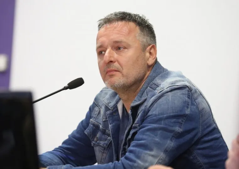 Početkom Domovinskoga rata pristupio je Zboru narodne garde te je tada dobio nadimak Thompson prema američkoj strojnici kojom se koristio za vrijeme rata:  "Na samom početku rata mi dragovoljci smo se svakako naoružavali kako bismo se obranili. Prije no &scaron;to će novo naoružanje biti podijeljeno, prognanike sam vozio na sigurno. Kada sam se vratio, dopala me stara, vrlo te&scaron;ka i nezgrapna američka pu&scaron;ka. Nitko je nije htio. Suborci su me iz &scaron;ale prozvali imenom te pu&scaron;ke, Thompson. Vrlo brzo sam je se rije&scaron;io, a nadimak je ostao i ne smeta mi. Povezan je sa stvaranjem hrvatske države i ponosan sam", rekao je. 