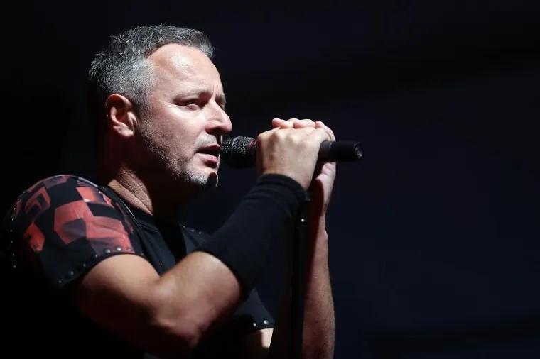 Godine 1991. objavio je pjesmu "Bojna Čavoglave" pod izdavačkom kućom Croatia Records. Pjesma &ldquo;Bojna Čavoglave&rdquo; prvi je put javno izvedena na Hrvatskom radiju Split, 31. prosinca 1991. godine, a započinje pokličom "Za dom spremni". Thompson je u vi&scaron;e navrata objasnio &scaron;to misli o pozdravu zbog kojeg su mu otkazani brojni koncerti, kako u Hrvatskoj, tako i u inozemstvu: "Pozdrav je kori&scaron;ten početkom 1991. kada je na RH izvr&scaron;ena agresija, svi su ga doživljavali kao autohtoni i stari hrvatski pozdrav plemenita gesla, poziv na obranu i čuvanje svog doma. U Domovinskom ratu nitko nije postavljao pitanja ni doživljavao ga fa&scaron;ističkim. Hrvati su tijekom stoljeća uvijek imali bojni poklič za obranu doma i domovine, pa i za vrijeme bana Jelačića &ndash; uzvikivao bi: &ldquo;Za dom!&rdquo;, a vojska odgovarala: &ldquo;Spremni umrijeti!&rdquo; ili &ldquo;Spremni!&rdquo;. Kada su ga pitali - kako taj pozdrav doživljavaju Srbi, Thompson je odgovorio: "Oni koji su Hrvatsku prihvaćali kao svoju državu nisu imali ni&scaron;ta protiv, već su kao i Hrvati, njih oko 10.000, krenuli u obranu svog doma. A &scaron;to su mislili Srbi (nažalost, većina) koji su se pobunili protiv hrvatske države početkom 90-ih, ne treba ni govoriti". 