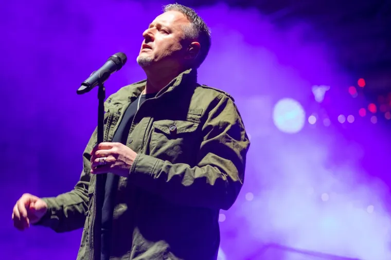 Brojni su ga napadali i zbog snimki pjesme "Jasenovac i Gradi&scaron;ka Stara", no Thompson se držao stava da to nije njegov glas te da je sve namontirano i da se zapravo radi o velikoj podvali: "Ne znam otkud vam to. Ja nisam autor te pjesme niti sam je ikada snimio, niti je ikada bila službeni dio moga repertoara. Ta pjesma je podvala i potpuno suprotna mome svjetonazoru i ideologiji. Povezivanje s njome za mene je uvredljivo i odlučno odbijam te podvale. To je podvala hrvatskom narodu i čista izmi&scaron;ljotina onih koji ga hoće prikazati zločinačkim. Prema saznanjima, podvalu je osmislila UDBA. Tko ozbiljan može povjerovati da deseci tisuća dolaze na koncerte pjevača koji pjeva pjesme koje veličanju zločin?! Kome i za&scaron;to smetaju moji koncerti? Ja živim od njih. Veliku nepravdu čine ne samo meni kojem osporavaju pravo na rad, već i suradnicima, publici koja za svaki moj najavljeni koncert u demokratskim zemljama poput Njemačke ili Austrije mora strepjeti hoće li ih tko nazvati fa&scaron;istima ili hoće li se koncert na koji žele doći, moći uopće održati", rekao je Thompson o spornoj snimci zbog kojeg je snosio i velike posljedice.