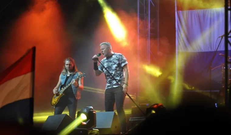 Osim &scaron;to je dobio zabranu nastupa na već dogovorenom koncertu u Nizozemskoj (2003.), u Hrvatskoj je pokrenuta peticija &bdquo;Zaustavite usta&scaron;e&ldquo; &bdquo;koja je do trenutka emitiranja emisije Latinica posvećene ovoj temi podržala 1746 potpisnika, a koja je, u daljnjem slijedu, polučila vi&scaron;etisućnu potporu Thompsonovih antifanova. Čak su se i predstavnici crkve, koji su uvijek bili naklonjeni Thompsonu, u tom trenutku povukli od ovog medijskog događaja i ogradili od njega. Ono &scaron;to se brzo pročulo, bila je vijest da je Stjepan Mesić, tada&scaron;nji Hrvatski predsjednik, primio pismo od direktora Centra Simon Wiesenthal iz Jeruzalema, gdje on ustraje u odluci da se trebaju zabraniti koncerti ovog izvođača. 