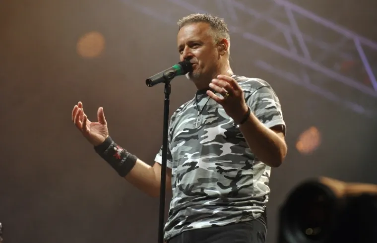 Ipak, Thompson je tijekom svoje karijere, unatoč svim zabranama  i dalje - pjevao. Svoj prvi veliki koncert održao je 2002. na Poljudu. Bilo je to vrijeme kada je u Hrvatskoj 'kuhalo' zbog zahtjeva Ha&scaron;kog suda, pa su jedina dva prazna mjesta na koncertu bila rezervirana za generale Mirka Norca i Antu Gotovinu. Ivica Bubalo, organizator tog događaja za pamćenje tek je ove godine otkrio detalje o organizaciji povijesnog koncerta: "Kad je iza&scaron;ao album 'E, moj narode' početkom 2002., kupio sam ga i prvi dan preslu&scaron;ao pet-&scaron;est puta. Podsjetio me na album Beatlesa iz 1967. 'Sgt. Pepper's Lonely Hearts Club Band' koji me na isti način fascinirao. I jedan i drugi imali su skoro sve pjesme hitove, a pokazalo se točnim da je pet-&scaron;est pjesama postalo evergreen ('Iza devet sela', 'E, moj narode', 'Neću izdat ja', 'Moj Ivane', 'Stari se')", govori. Nazvao je Marka i izložio mu svoj plan: "Malo se nećkao i do&scaron;li do konstatacije da on tada nije bio financijski sposoban ući u tro&scaron;kove koncerta, a na moje pitanje kako ćemo ako koncert bude u plusu podijeliti novac, odgovorio je: 'Kako god ti hoće&scaron;, pa da mi i ne da&scaron; ni&scaron;ta'. Na sljedećem sastanku predložio sam mu da idemo na način ako bude plus da dijelimo po pola. Odgovorio je da je to super korektno i dali smo si ruke", nastavlja. 

