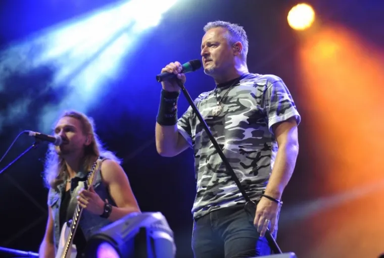 "Druga najvažnija stvar je bila 'Slobodna Dalmacija'. Zakazao sam sastanak s direktorom Srđanom Kovačićem, pravim gospodinom. Kada sam mu obrazložio &scaron;to mi treba, rekao mi je: 'Upoznat sam &scaron;to si do sada radio i vrlo sam voljan u ime kuće da zasnujemo dogovor, ali ja iman jedan uvjet. Ja kao direktor sam dužan &scaron;tititi svoju novinu u svakom pa tako i financijskom pogledu.' Ja sam trebao za koncert 10 stranica Slobodne (to mi je bilo najvažnije) i bez toga ne bih i&scaron;ao u koncert. U marketingu sam dobio cijene s popustom, ali i tako je to u tom trenutku bio veliki iznos. Ali, ponavljam,  bez Slobodne ne bih ulazio u projekt. Zato sam ponovo zakazao sastanak s direktorom i predložio mu ne&scaron;to dodatno, a to je: 'Nudim vam da Slobodna &scaron;tampa ulaznice i jumbo plakate, a vi imate postotak od ulaznica. Siguran sam da će vam tako biti isplativije, ali ako postotak bude manji, ostaje prvotna solucija i vi opet dobivate prvo dogovoreni iznos'. Sutra su mi javili da je dogovor OK i tada sam odahnuo - dobili smo oglasni prostor s popustom, 40.000 ulaznica i jumbo plakate", govori Bubalo te dodaje kako je ključna osoba za uspjeh koncerta bio Željko Kerum koji je bio generalni sponzor koncerta: "Jedva sam ja dočekao sutra u podne i nazovem Keruma i kažem mu: 'Eto, zahvaljujući Marku sve smo sponzore makli i donesi taj svoj ugovor sutra'. Do&scaron;ao već za dva sata, a tu se pokazao kao marketin&scaron;ki genije, tražio je veći broj ulaznica (nekoliko tisuća). &Scaron;to će mu deset dana pred koncert? Bilo mi je i te kako jasno, zvao bi svaki dan koliko jo&scaron; ima ulaznica i kada sam sedmi dan pred koncert objavio cijelu stranicu Slobodne - RASPRODANO - tad se pokazao Kerum kao trgovački genije, iza&scaron;ao je sa svojom propagandom da svi koji kupe u njegovom dućanu u Lori (to je bio najveći dućan u Splitu s 10 blagajni) povi&scaron;e 500 kuna dobije ulaznicu. Dućan je sljedeća tri dana radio 16 sati dnevno i bio pun kao &scaron;ipak. Čestitao sam mu i moram kazati da su do kraja on i sestra bili super korektni. &Scaron;to je najvažnije, kazao nam je: 'I vama i meni se isplatilo'", prepričao je Bubalo za Dalmatinski portal. 