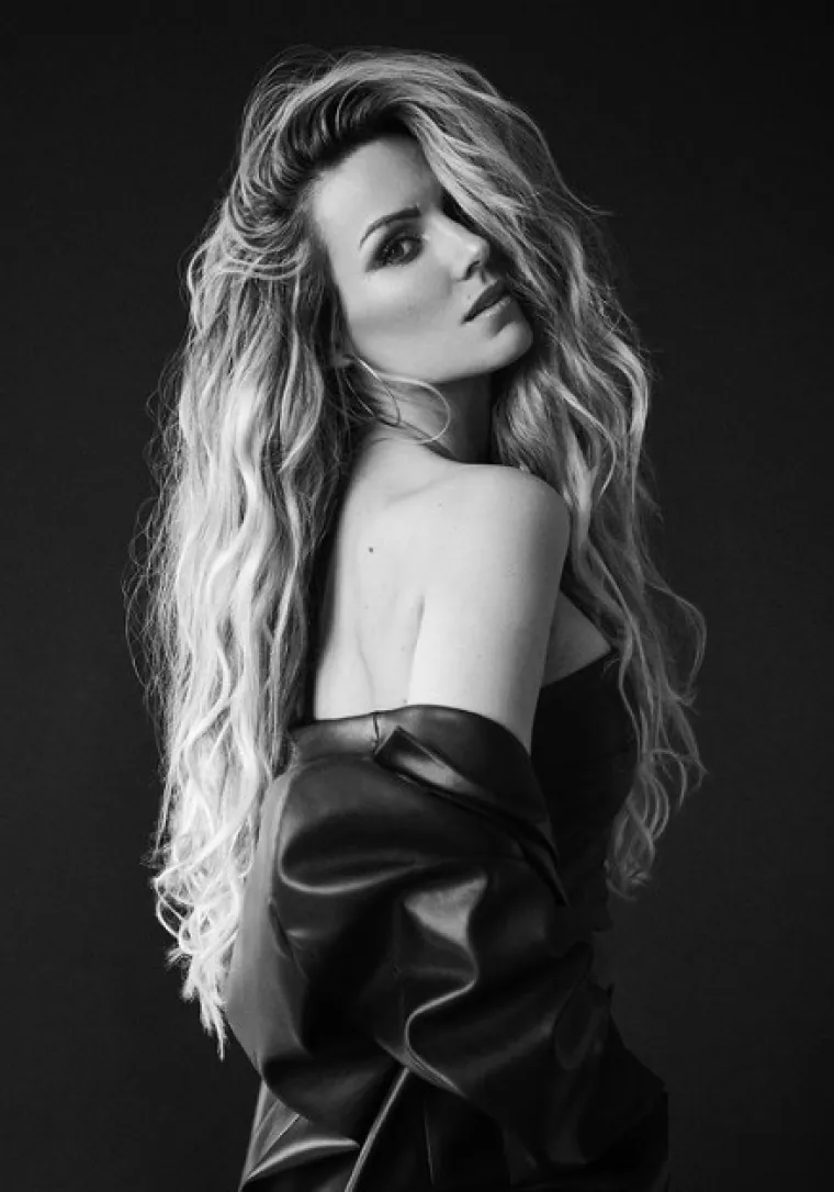 Njezin glas i izgled trebali bi očarati i Katarane: Svi se nadaju kako će im slavna pjevačica doći zajedno sa španjolskom zvijezdom