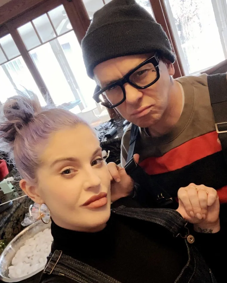 Naime, Kelly čeka dijete s glazbenikom Sidneyjem Wilsonom, članom benda Slipknot, koji je od nje stariji 7 godina. &quot;Nakon 23 godine prijateljstva ne mogu vjerovati gdje smo završili zajedno! Ti si moj najbolji prijatelj, moja srodna duša i jako sam zaljubljena u tebe&quot;, napisala je Kelly na Instagramu uz njihove zajedničke fotografije. 