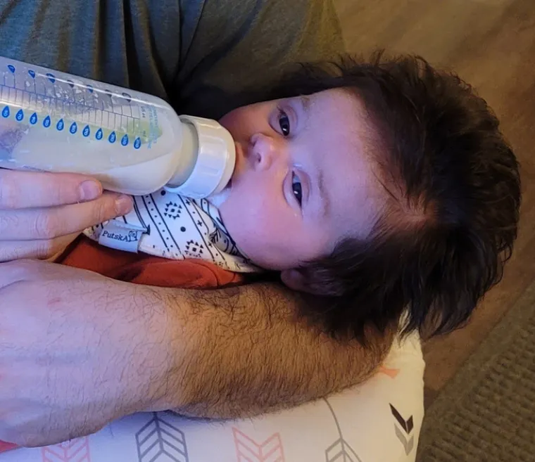 Kosa ove bebe stare samo dva mjeseca.