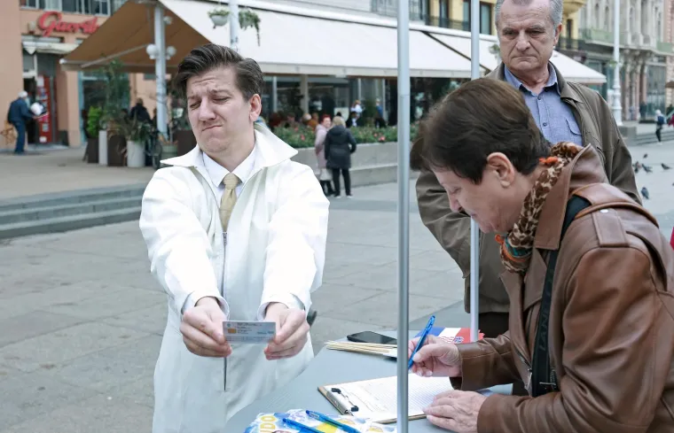 Ecija Ojdanić na zagrebačkom trgu prikupljala potpise za predsjedničku kandidaturu, podržale su je poznate face