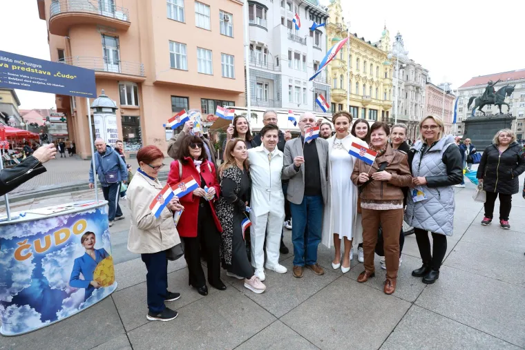 Ecija Ojdanić na zagrebačkom trgu prikupljala potpise za predsjedničku kandidaturu, podržale su je poznate face